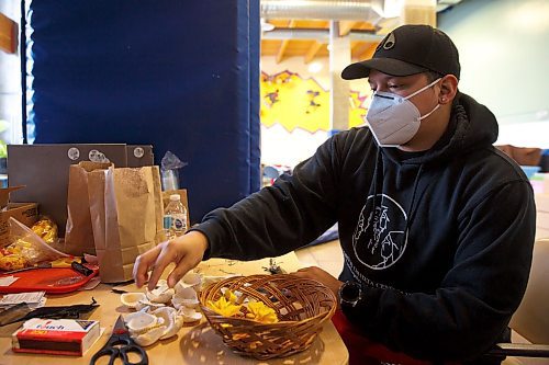 MIKE DEAL / WINNIPEG FREE PRESS
Outreach worker, Byron Bouchie, preparing medicine bundles which are given to anyone who requests one in a hamper at the Ma Mawi Wi Chi Itata Centre.
Ma Mawi Wi Chi Itata Centre vaccine clinic at 363 McGregor Street, brings in a lot of community support and Indigenous tradition including a morning smudge of the vaccines. The atmosphere of togetherness and one-on-one support has helped many in the area who may be wary of getting the vaccine.
See Melissa Martin story
220121 - Friday, January 21, 2022.