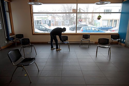 MIKE DEAL / WINNIPEG FREE PRESS
Wellness helper, Domo Thibodeau, cleans a chair in the post immunization room at the Ma Mawi Wi Chi Itata Urban Indigenous Vaccination Centre Friday morning.
Ma Mawi Wi Chi Itata Centre vaccine clinic at 363 McGregor Street, brings in a lot of community support and Indigenous tradition including a morning smudge of the vaccines. The atmosphere of togetherness and one-on-one support has helped many in the area who may be wary of getting the vaccine.
See Melissa Martin story
220121 - Friday, January 21, 2022.