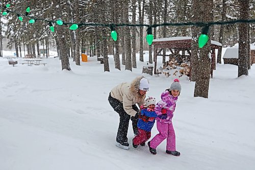 21012022
Bronwyn Holigroski skates along the trail at the skating rink in Wasagaming with her daughters Riley, 3, and Quinn, 7, on a mild Friday afternoon. (Tim Smith/The Brandon Sun)