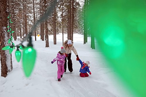 21012022
Bronwyn Holigroski skates along the trail at the skating rink in Wasagaming with her daughters Quinn, 7, and Riley, 3, on a mild Friday afternoon. (Tim Smith/The Brandon Sun)