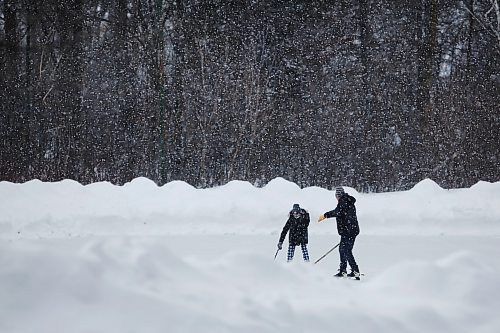 JOHN WOODS / WINNIPEG FREE PRESS
People skate at St. Vital Park, Sunday, January 23, 2022. 

Re: standup