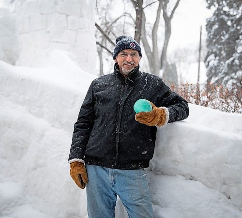 JESSICA LEE / WINNIPEG FREE PRESS

Maurice &quot;Mo&quot; Barriault is photographed on January 21, 2022 next to the ice castle he built for his neighbour Kaya Raimbault.

Reporter: Melissa





