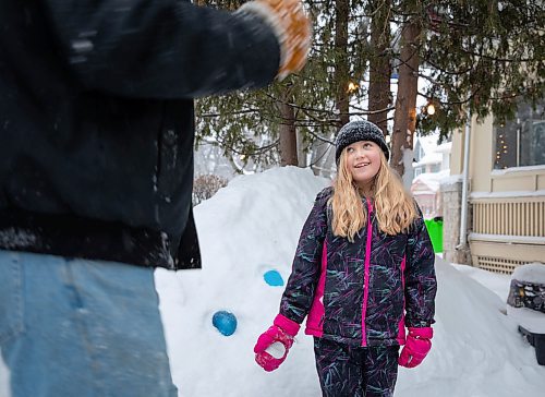 JESSICA LEE / WINNIPEG FREE PRESS

Kaya Raimbault (right) and Maurice &quot;Mo&quot; Barriault, neighbours who formed an unlikely friendship, are photographed on January 21, 2022 at the ice castle they built.

Reporter: Melissa




