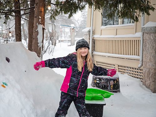 JESSICA LEE / WINNIPEG FREE PRESS

Kaya Raimbault is photographed at the ice castle she built with the help of her neighbour Maurice &quot;Mo&quot; Barriault on January 21, 2022.

Reporter: Melissa





