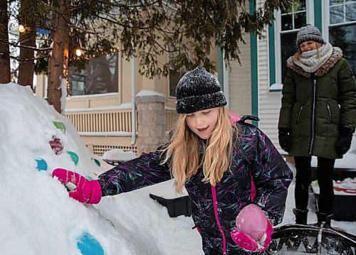 JESSICA LEE / WINNIPEG FREE PRESS

Kaya Raimbault (left) decorates the ice castle she built with the help of her neighbour Maurice &quot;Mo&quot; Barriault on January 21, 2022. The neighbours froze balloons filled with water to make ice orbs. Her mom Terena Caryk watches on the right.

Reporter: Melissa



