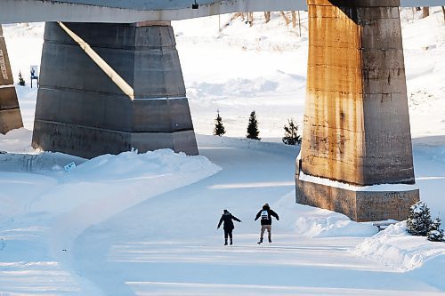 JOHN WOODS / WINNIPEG FREE PRESS
Skaters enjoy the 6 kilometre Nestaweya River Trail Monday, January 24, 2022. The trail which is on the Red and Assiboine rivers runs from Hugo to Churchill Drive and was officially opened today.

Re: ?