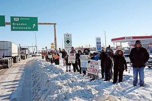 25012022
Hundreds of westman residents braved the bitter cold in support of the 'Freedom Rally'  convoy as it made its way through Brandon on the Trans Canada Highway on Tuesday demonstrating opposition to vaccine mandates. The convoy of at least hundreds of vehicles took over an hour to make its way through Brandon. (Tim Smith/The Brandon Sun)
