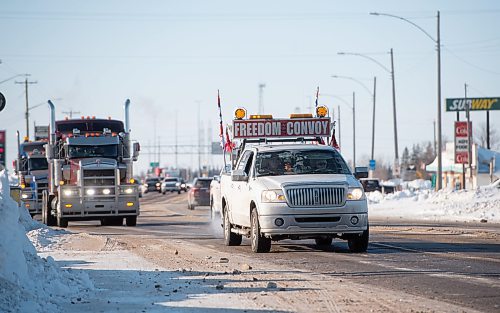 Mike Sudoma / Winnipeg Free Press
A truck with a &#x201c;Freedom Convoy&#x201d; sign leads the rest of the truckers taking part in the drive from Vancouver to Ottawa to oppose vaccine mandates.
January 25, 2022