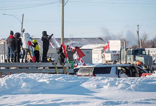 Mike Sudoma / Winnipeg Free Press
Manitobans gather and share support as truck drivers involved in the Freedom Convoy from Vancouver to Ottawa Tuesday afternoon
January 25, 2022