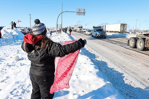 Killarney resident Ann Foote shows her support for the ongoing Freedom Rally convoy, which passed through Brandon on Tuesday morning. (Kyle Darbyson/The Brandon Sun)
