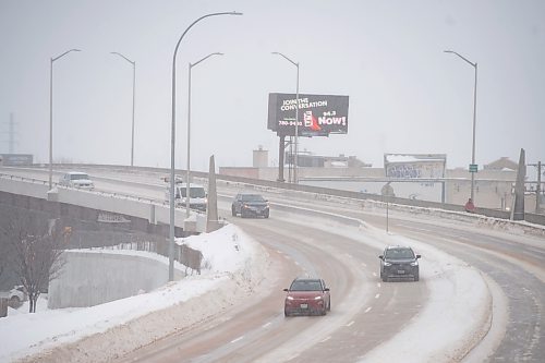 Mike Sudoma / Winnipeg Free Press
Traffic makes their way over the Disraeli bridge in downtown Winnipeg Wednesday afternoon
January 25, 2022
