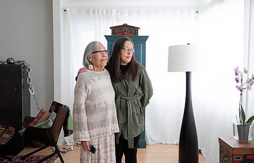 JESSICA LEE / WINNIPEG FREE PRESS

Roberta Stout (right) and her mom Madeleine Dion Stout are photographed at Roberta&#x2019;s home on January 26, 2022. Roberta&#x2019;s dad and Madeleine&#x2019;s husband, Bob, was diagnosed with Alzheimer&#x2019;s about three years ago.

Reporter: Sabrina





