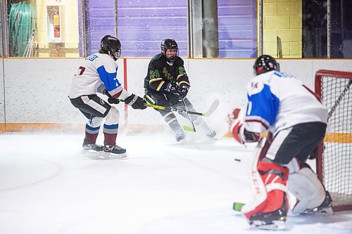 Mike Sudoma / Winnipeg Free Press
Miles Mac Buckeyes, Erik Gillis, keeps the puck away from Sturgeon Heights Huskies, Dustin Morden during first period of their game at Terry Sawchuk Memorial Arena Wednesday evening
January 25, 2022