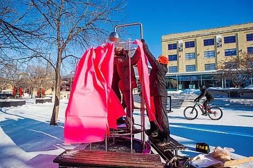 MIKAELA MACKENZIE / WINNIPEG FREE PRESS

Local builders assemble Singin' in the Shower, a 2022 warming hut, at The Forks in Winnipeg on Thursday, Jan. 27, 2022. Standup.
Winnipeg Free Press 2022.