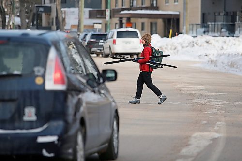 JOHN WOODS / WINNIPEG FREE PRESS
Lindsay Somers, who uses Winnipeg&#x573; river ice trails to commute to work and to exercise with her friends and running club, is photographed walking to the Assiniboine River trail at the Hugo Dock  terminus Sunday, January 30, 2022. 

Re: Abas