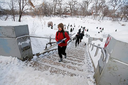 JOHN WOODS / WINNIPEG FREE PRESS
Lindsay Somers, who uses Winnipeg&#x573; river ice trails to commute to work and to exercise with her friends and running club, is photographed walking home from the Assiniboine River trail at the Hugo Dock  terminus Sunday, January 30, 2022. 

Re: Abas