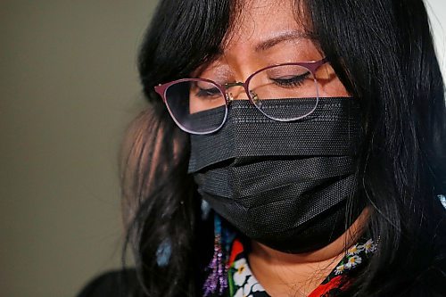 JOHN WOODS / WINNIPEG FREE PRESS
Melissa Carter, with her mother Florinda Apalit, speaks about her elderly father at a press conference at the Manitoba Legislature, Monday, January 31, 2022. Mr. Apalit was transferred from Concordia Hospital to Minnedosa.

Re: Danielle