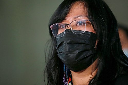 JOHN WOODS / WINNIPEG FREE PRESS
Melissa Carter, with her mother Florinda Apalit, speaks about her elderly father at a press conference at the Manitoba Legislature, Monday, January 31, 2022. Mr. Apalit was transferred from Concordia Hospital to Minnedosa.

Re: Danielle