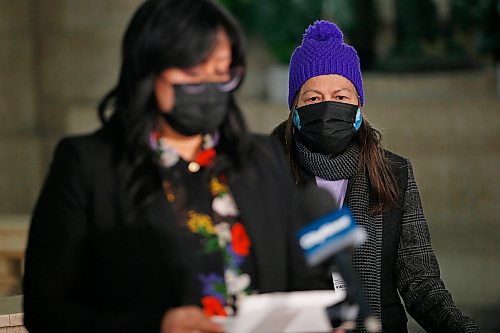 JOHN WOODS / WINNIPEG FREE PRESS
Melissa Carter, left, with her mother Florinda Apalit, speaks about her elderly father at a press conference at the Manitoba Legislature, Monday, January 31, 2022. Mr. Apalit was transferred from Concordia Hospital to Minnedosa.

Re: Danielle