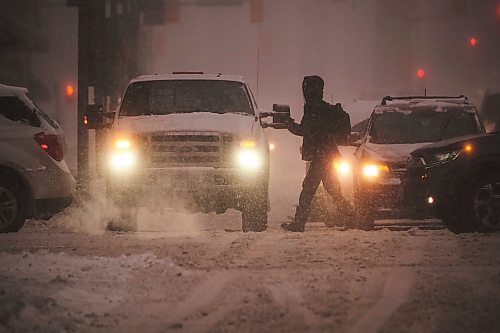 MIKE DEAL / WINNIPEG FREE PRESS
A pedestrian crosses Memorial Blvd at Portage Avenue early Tuesday morning during blizzard conditions.
220201 - Tuesday, February 01, 2022.