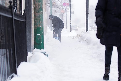 MIKAELA MACKENZIE / WINNIPEG FREE PRESS

Justin Ho shovels through blowing snow on Broadway in Winnipeg on Tuesday, Feb. 1, 2022.  Standup.
Winnipeg Free Press 2022.