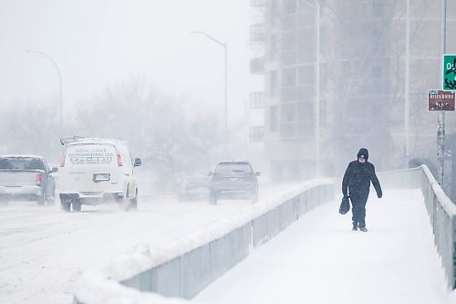 MIKAELA MACKENZIE / WINNIPEG FREE PRESS

Folks battle the blowing snow on the Osborne Street Bridge in Winnipeg on Tuesday, Feb. 1, 2022.  Standup.
Winnipeg Free Press 2022.