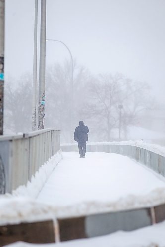 MIKAELA MACKENZIE / WINNIPEG FREE PRESS

Folks battle the blowing snow on the Osborne Street Bridge in Winnipeg on Tuesday, Feb. 1, 2022.  Standup.
Winnipeg Free Press 2022.