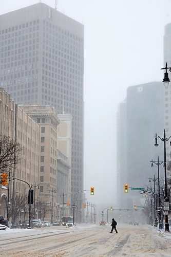 MIKE DEAL / WINNIPEG FREE PRESS
A pedestrian crosses Main Street at Bannatyne Avenue Tuesday morning during blizzard conditions.
220201 - Tuesday, February 01, 2022.