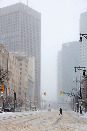 MIKE DEAL / WINNIPEG FREE PRESS
A pedestrian crosses Main Street at Bannatyne Avenue Tuesday morning during blizzard conditions.
220201 - Tuesday, February 01, 2022.