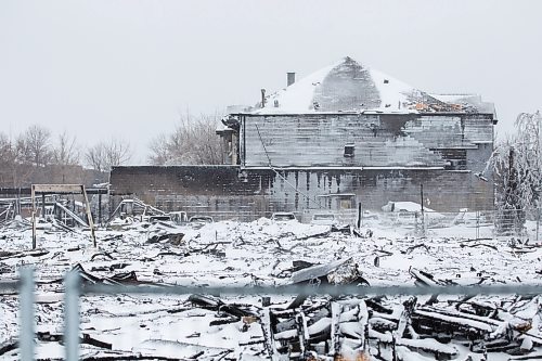 MIKAELA MACKENZIE / WINNIPEG FREE PRESS

The scene of the fire, which burned down a condo complex under construction and singed nearby buildings, on Kimberly Avenue in Winnipeg on Tuesday, Feb. 1, 2022. For --- story.
Winnipeg Free Press 2022.