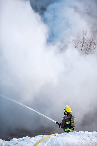 MIKAELA MACKENZIE / WINNIPEG FREE PRESS

Firefighters battle a fire at Portage Avenue and Langside Street in Winnipeg on Wednesday, Feb. 2, 2022. Standup.
Winnipeg Free Press 2022.