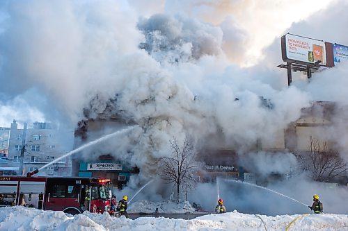 MIKAELA MACKENZIE / WINNIPEG FREE PRESS

Firefighters battle a fire at Portage Avenue and Langside Street in Winnipeg on Wednesday, Feb. 2, 2022. Standup.
Winnipeg Free Press 2022.