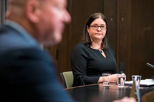 MIKAELA MACKENZIE / WINNIPEG FREE PRESS

Premier Heather Stefanson (right) and chief provincial public health officer Dr. Brent Roussin give a public health order update at the Manitoba Legislative Building in Winnipeg on Wednesday, Feb. 2, 2022. Standup.
Winnipeg Free Press 2022.