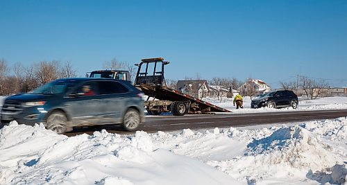 MIKE DEAL / WINNIPEG FREE PRESS
A car is pulled out of the ditch on the Trans-Canada Highway Wednesday afternoon.
220202 - Wednesday, February 02, 2022.