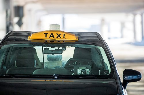 MIKAELA MACKENZIE / WINNIPEG FREE PRESS

A taxi waits at the airport in Winnipeg on Wednesday, Feb. 2, 2022. For Joyanne story.
Winnipeg Free Press 2022.