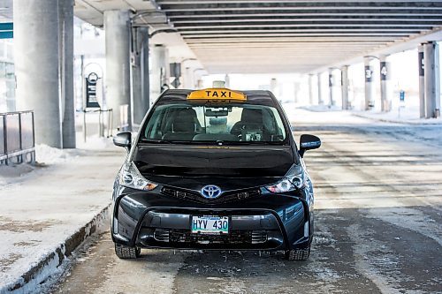 MIKAELA MACKENZIE / WINNIPEG FREE PRESS

A taxi waits at the airport in Winnipeg on Wednesday, Feb. 2, 2022. For Joyanne story.
Winnipeg Free Press 2022.