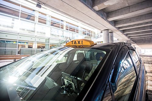 MIKAELA MACKENZIE / WINNIPEG FREE PRESS

A taxi waits at the airport in Winnipeg on Wednesday, Feb. 2, 2022. For Joyanne story.
Winnipeg Free Press 2022.