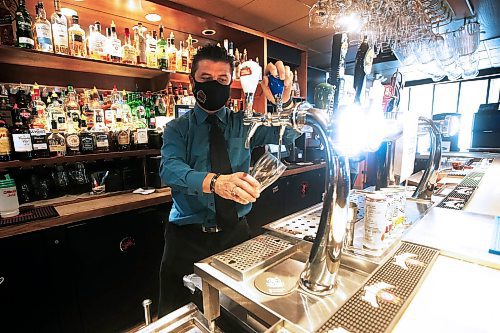 JOHN WOODS / WINNIPEG FREE PRESS
Tony Siwicki, owner of Silver Heights Restaurant and Lounge, serves some drinks in his restaurant in Winnipeg Monday, October 5, 2020. The provincial authorities announced restaurants must stop selling alcohol by 10pm and close by 11pm.

Reporter: Taniguchi