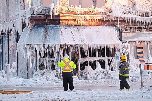 MIKE DEAL / WINNIPEG FREE PRESS
WFPS crews were still at the scene of the fire which started Wednesday morning putting out hotspots.
Portage Avenue remains closed in both directions between St. Mary Avenue and Sherbrook Street this morning after fire gutted a historic building block Wednesday.
The two-storey building at 575 Portage Ave. is a total loss and will be demolished.
220203 - Thursday, February 03, 2022.