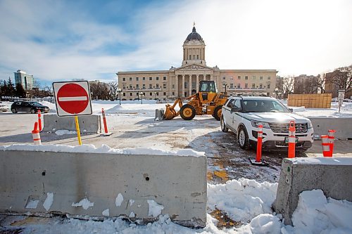 MIKE DEAL / WINNIPEG FREE PRESS
A front-end loader pushes concrete barriers into position in anticipation of the &quot;trucker&quot; protest Friday morning at the Manitoba Legislative building.
220203 - Thursday, February 03, 2022.