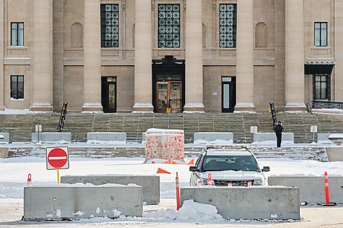 MIKE DEAL / WINNIPEG FREE PRESS
Concrete barriers at the Broadway Avenue entrance to the Manitoba Legislative building.
220203 - Thursday, February 03, 2022.
