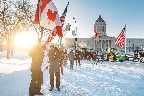 MIKE DEAL / WINNIPEG FREE PRESS
Protesters block the entrance to the Manitoba Legislative building on Broadway Avenue and have parked their trucks along Memorial early Friday morning.
220204 - Friday, February 04, 2022.