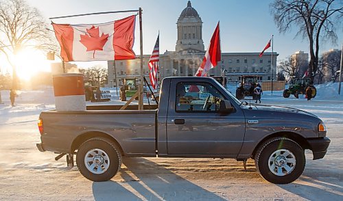 MIKE DEAL / WINNIPEG FREE PRESS
Protesters block the entrance to the Manitoba Legislative building on Broadway Avenue and have parked their trucks along Memorial early Friday morning.
220204 - Friday, February 04, 2022.