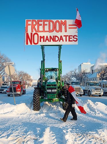 MIKE DEAL / WINNIPEG FREE PRESS
Protesters block the entrance to the Manitoba Legislative building on Broadway Avenue and have parked their trucks along Memorial early Friday morning.
220204 - Friday, February 04, 2022.