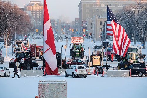 MIKE DEAL / WINNIPEG FREE PRESS
Protesters block the entrance to the Manitoba Legislative building on Broadway Avenue and have parked their trucks along Memorial early Friday morning.
220204 - Friday, February 04, 2022.