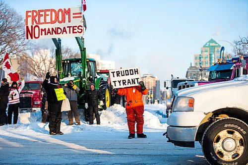 MIKAELA MACKENZIE / WINNIPEG FREE PRESS

Folks rally against vaccine mandates and in support of truckers outside of the Manitoba Legislative Building in Winnipeg on Friday, Feb. 4, 2022. For Carol/Danielle story.
Winnipeg Free Press 2022.