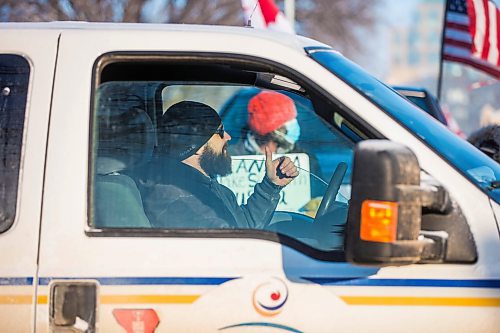 MIKAELA MACKENZIE / WINNIPEG FREE PRESS

People driving by show support of a rally against vaccine mandates and in support of truckers outside of the Manitoba Legislative Building in Winnipeg on Friday, Feb. 4, 2022. For Carol/Danielle story.
Winnipeg Free Press 2022.