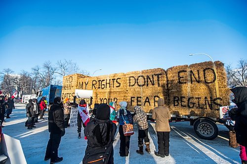 MIKAELA MACKENZIE / WINNIPEG FREE PRESS

Folks rally against vaccine mandates and in support of truckers outside of the Manitoba Legislative Building in Winnipeg on Friday, Feb. 4, 2022. For Carol/Danielle story.
Winnipeg Free Press 2022.