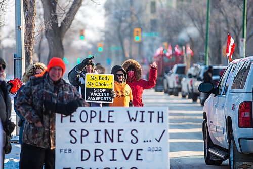 MIKAELA MACKENZIE / WINNIPEG FREE PRESS

Folks rally against vaccine mandates and in support of truckers outside of the Manitoba Legislative Building in Winnipeg on Friday, Feb. 4, 2022. For Carol/Danielle story.
Winnipeg Free Press 2022.