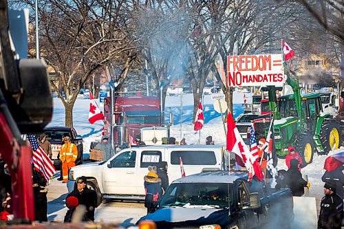 MIKAELA MACKENZIE / WINNIPEG FREE PRESS

Folks rally against vaccine mandates and in support of truckers outside of the Manitoba Legislative Building in Winnipeg on Friday, Feb. 4, 2022. For Carol/Danielle story.
Winnipeg Free Press 2022.